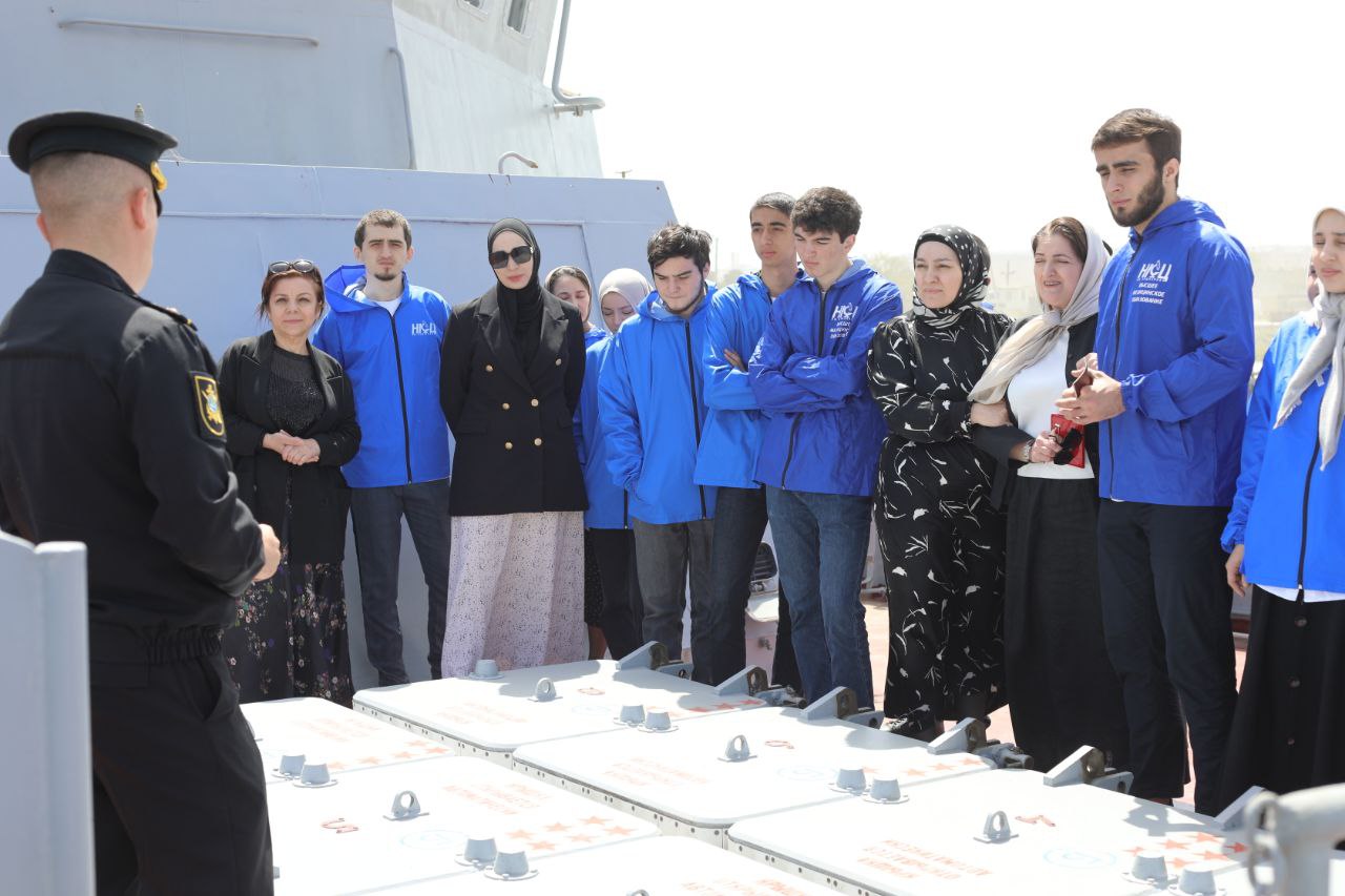 Экскурсия для студентов и сотрудников АНО ВО «Научно-клинический центр имени Башларова» на сторожевой военный корабль «Дагестан».