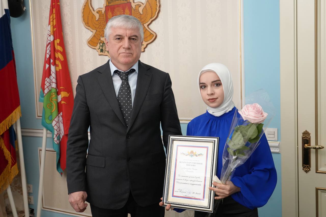 Студентку НКЦ имени Башларова Мутухову Залину отметили на торжественном приеме в администрации города Махачкала Студентку НКЦ имени Башларова Мутухову Залину отметили на торжественном приеме в администрации города Махачкала