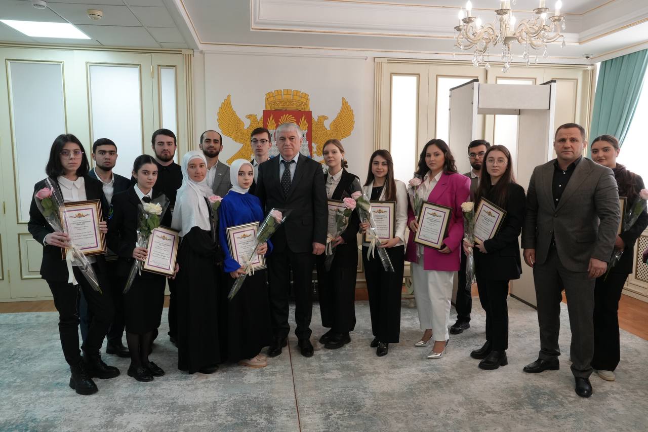 Студентку НКЦ имени Башларова Мутухову Залину отметили на торжественном приеме в администрации города Махачкала Студентку НКЦ имени Башларова Мутухову Залину отметили на торжественном приеме в администрации города Махачкала