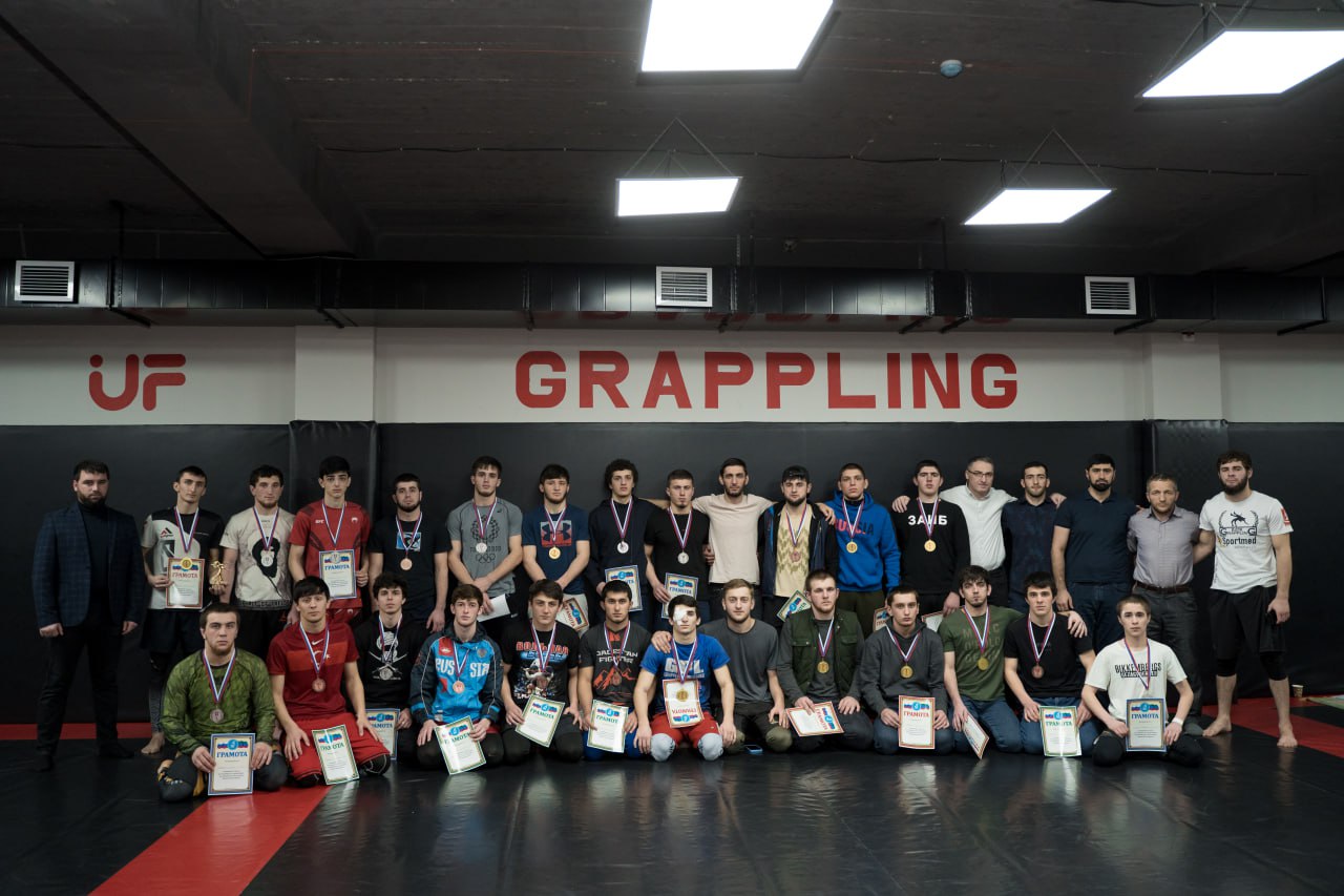 В поддержку участников СВО в Махачкале прошел турнир по грепплингу среди студентов медколледжа имени Башларова.