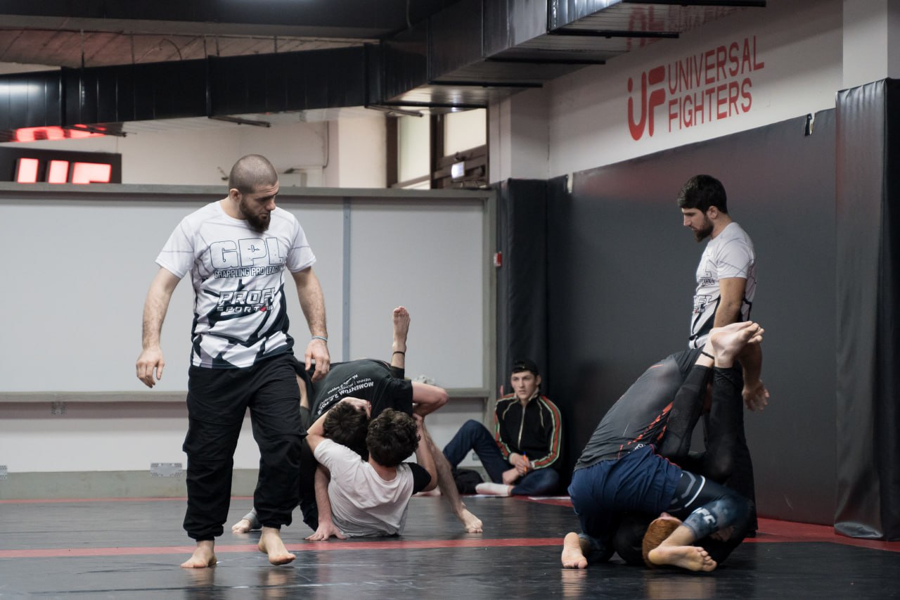 В поддержку участников СВО в Махачкале прошел турнир по грепплингу среди студентов медколледжа имени Башларова.